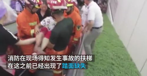 商场内男子跪地爬行，女子骑背直播，一场荒诞的表演还是道德的沦丧？
